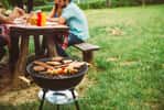 Le barbecue s’installe facilement dans votre jardin pour des grillades savoureuses durant les beaux jours © bernardbodo, Adobe Stock